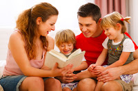 Родина читає книгу