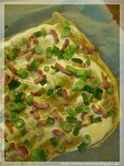 Flammkuchen mit Frühlingszwiebeln und Frühstücksspeck - Meine Torteria
