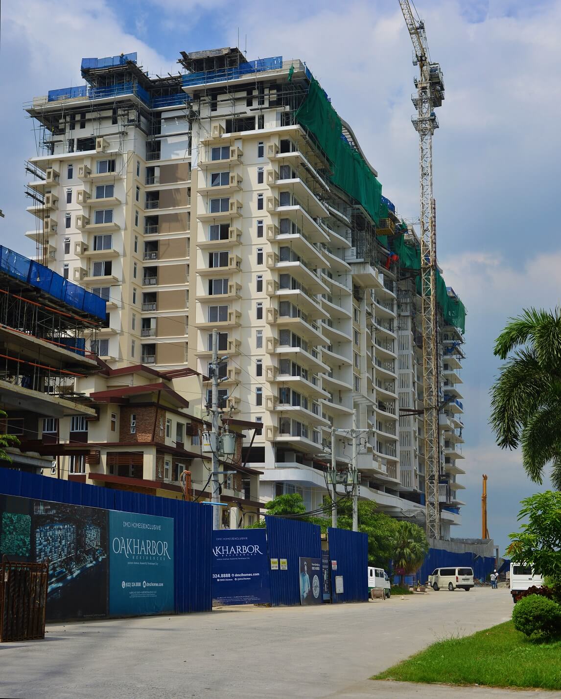 dmci-homes-tops-off-first-two-buildings-of-luxury-condo-project-oak