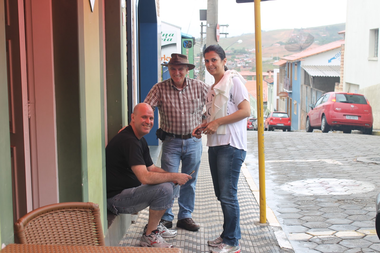 Re, Eduardo e Luciana na porta da Doceria Cidinha