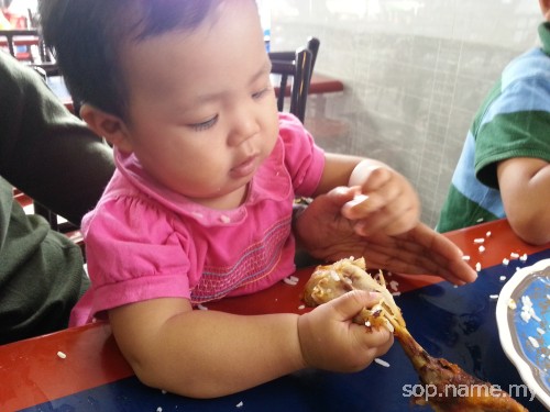 Baby Auni suka ayam goreng
