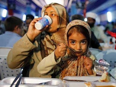 adab makan minum mulailah dengan tangan kanan