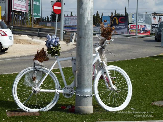IN MEMORIAM 2 de 3    -"En memoria de todos los ciclistas muertos por la violencia vial"-   Fotografías de Inés Martínez para labrujulazulfoto.