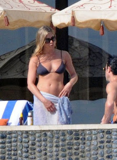 Retro Bikini: Jennifer Aniston: “Bikinis” And Kissing Moment For The