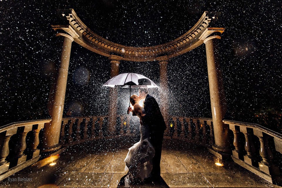 Hôn nhau dưới mưa thật lãng mạn