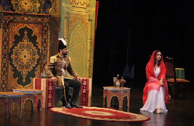 Сцена из пьесы "Дочь солнца" о жизни Тахире