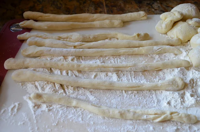 Easy-Cheesy-Garlic-And-Herb-Breadsticks-Roll-Rope.jpg