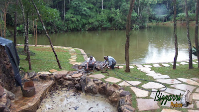 Bizzarri, da Bizzarri Pedras, trabalhando, fazendo os canteiros de plantas, plantando os rabos de gato, onde estamos fazendo a construção do lago em Nazaré Paulista-SP com as muretas de pedra, o piso de pedra com junta de grama e os caminhos de pedra no jardim. 08 de maio de 2017. Bizzarri, da Bizzarri Pedras, trabalhando, fazendo os canteiros de plantas, plantando os rabos de gato, onde estamos fazendo a construção do lago em Nazaré Paulista-SP com as muretas de pedra, o piso de pedra com junta de grama e os caminhos de pedra no jardim. 08 de maio de 2017.