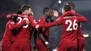 Liverpool players celebrate Sadio Mane's late goal