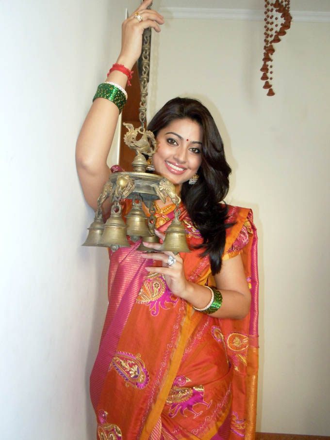 Tamil Hot Actress Sneha Looking Gorgeous In Traditional
