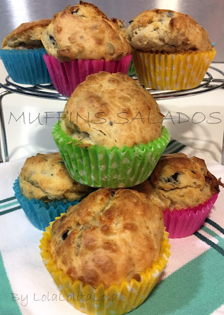 Muffins salados con aceitunas negras y bacon aliñados con romero