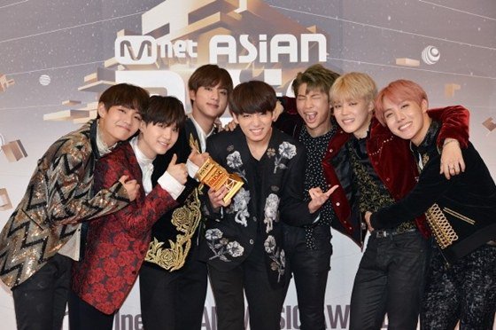 Artist of the Year & Best Dance Performance Pria Group - BTS BTS Artist of the Year & Best Dance Performance Pria Group