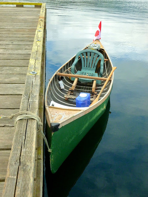 Canoe in Brentwood Bay (2013-06-21)