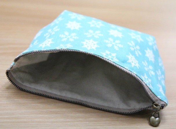 Step by Step Sewing Tutorial in Pictures.  DIY Make Up Bag.