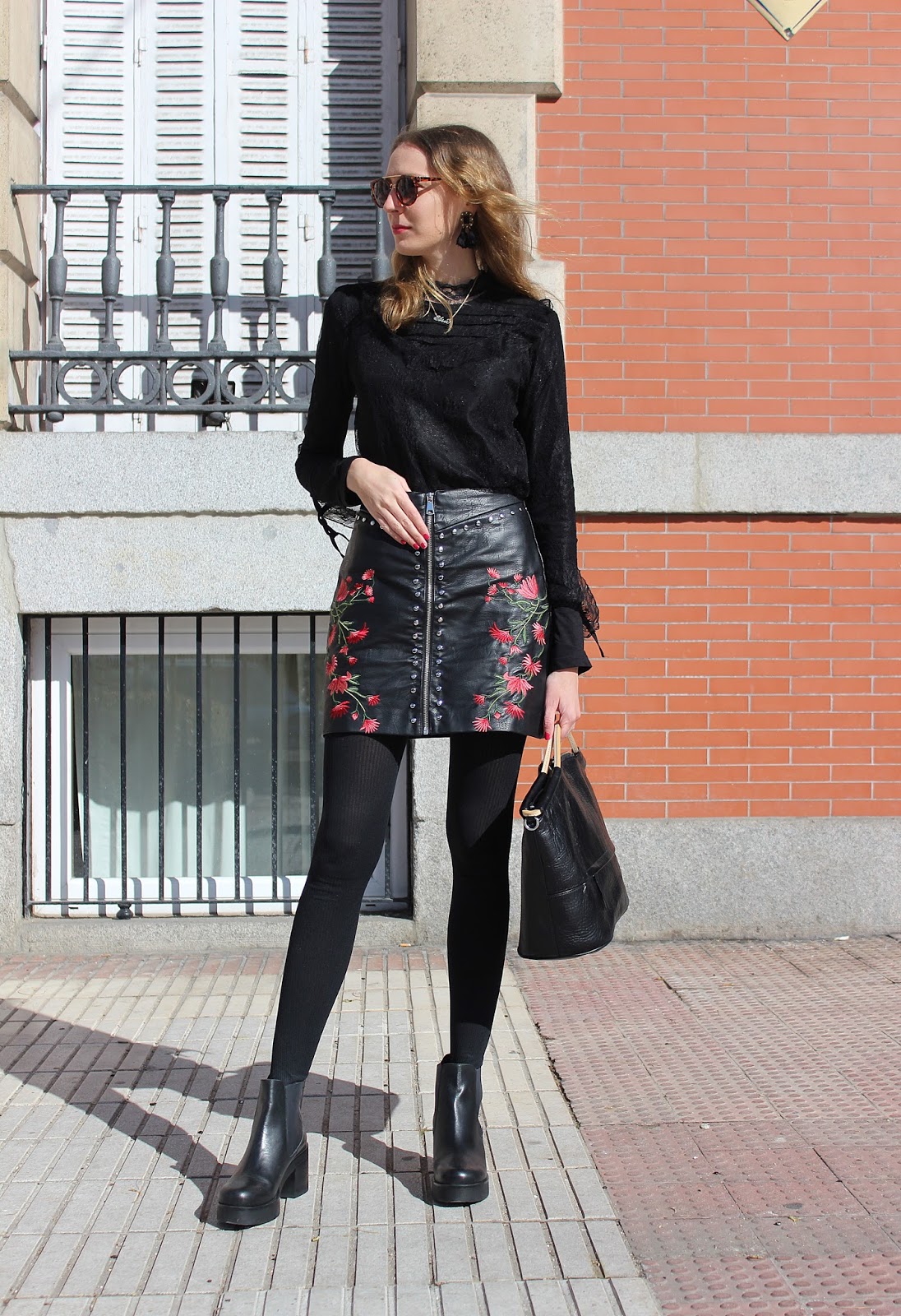total-black-look-leather-skirt-street-style