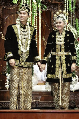 Provinsi Jawa Tengah - Pakaian Adat Tradisional Kain Kebaya Provinsi Jawa Tengah - Pakaian Adat Tradisional Kain Kebaya