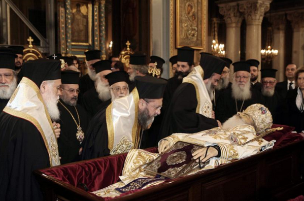 Το παράξενο βίντεο από την ταφή του Αρχιεπισκόπου Χριστόδουλου - Γιατί τον έθαψαν ανάποδα; Το παράξενο βίντεο από την ταφή του Αρχιεπισκόπου Χριστόδουλου - Γιατί τον έθαψαν ανάποδα;