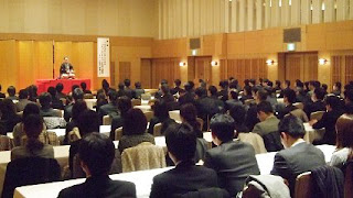講演会講師・三遊亭楽春のカスタマーサービス講演会の風景。 講演会講師・三遊亭楽春のカスタマーサービス講演会の風景。