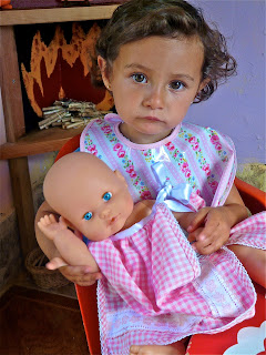 Niña con muñeco bebé. Prohibida reproducción sin permiso. 