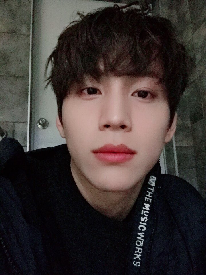 셀카보다 남이 찍어준 사진이 더 잘나오는 아이돌.JPG | 인스티즈