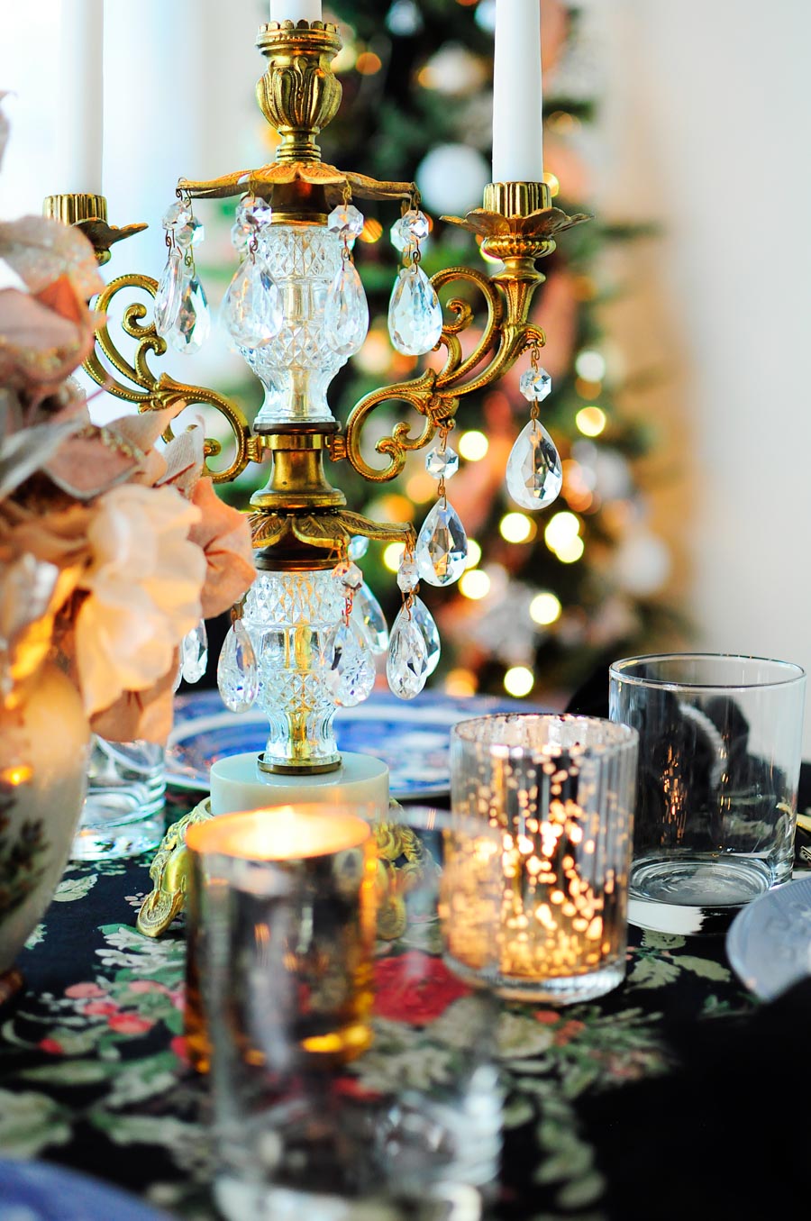 A small dining area is decorated with florals, blush accents, and silver, gold and white ornaments for a truly glam and eclectic holiday space. The chinoiserie touches are fabulous! A small dining area is decorated with florals, blush accents, and silver, gold and white ornaments for a truly glam and eclectic holiday space. The chinoiserie touches are fabulous!