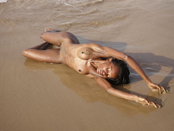 Valerie modelo negra nua pelada praia mar hegre-art