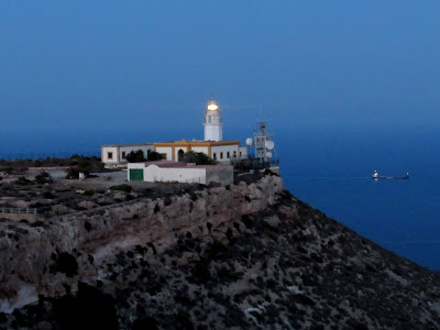 Faro de Mesa Roldán. Faro al anochecer