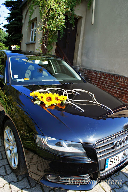 maska samochodu ozdobiona słonecznikami