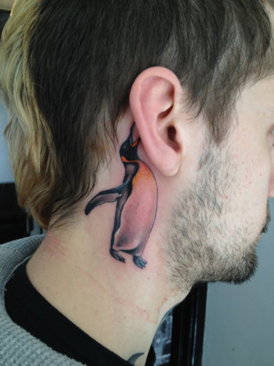 Tatuaje pinguino detrás de la oreja