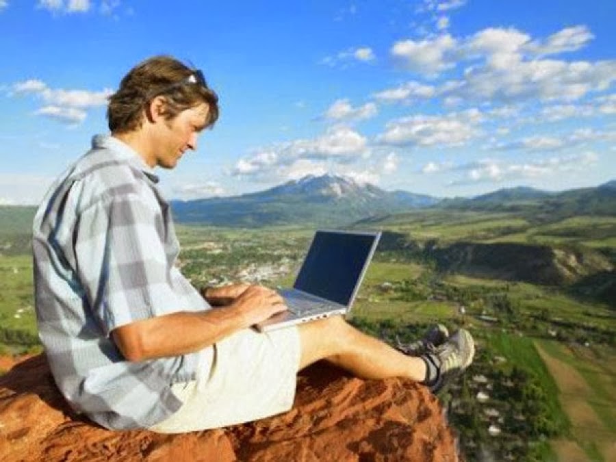 Работаем в любых условиях. Программист с ноутбуком. Интернет в горах. Фрилансер на природе. Фриланс в горах.