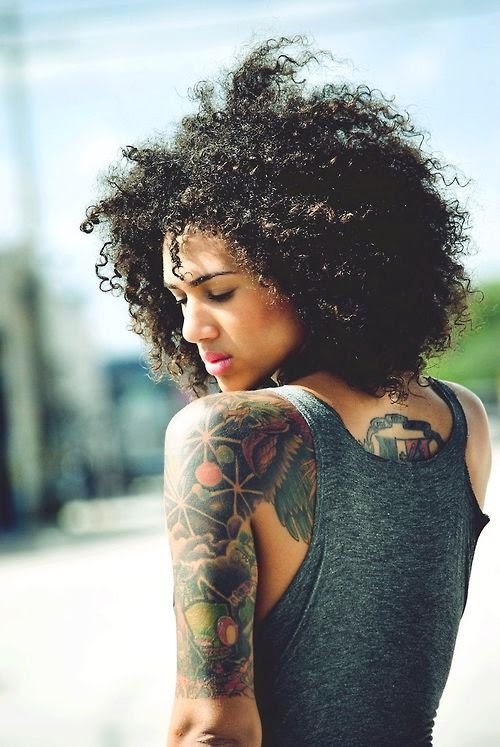 Modelo africana con tatuajes en la espalda
