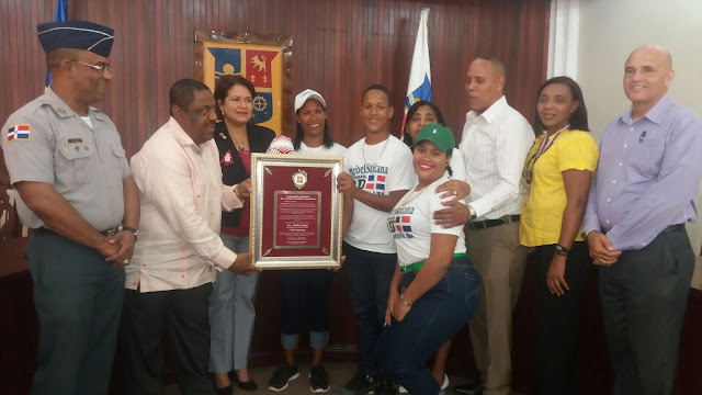 Ayuntamiento Municipal de La Romana reconoce a "La Avispa" Maribel Santana