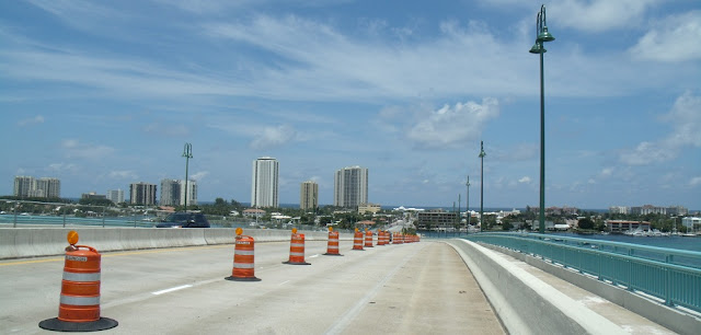 Singer Island desde el puente sobre la Lake Worth Lagoon Singer Island desde el puente sobre la Lake Worth Lagoon
