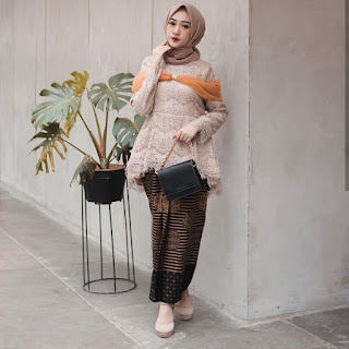 7 Model Atasan Brokat Modern Terbaru 2019 paling hits 7-Model-Atasan-Brokat-Modern-Terbaru-2019-paling-hits