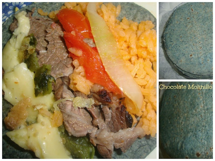 Taco de carne, arroz, poblano y tortilla azul 
