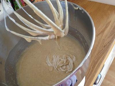 vit+chokladkaka+tillverkning2 - Seg vit chokladkaka med saltade nötter