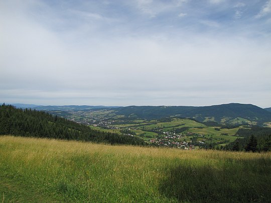 Widoki z polany Przysłop w kierunku Lubonia Wielkiego (1022 m n.p.m.).