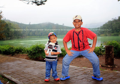 Bergaya di pinggir Telaga Warna (S7.21484 E109.91293) Bergaya di pinggir Telaga Warna (S7.21484 E109.91293)