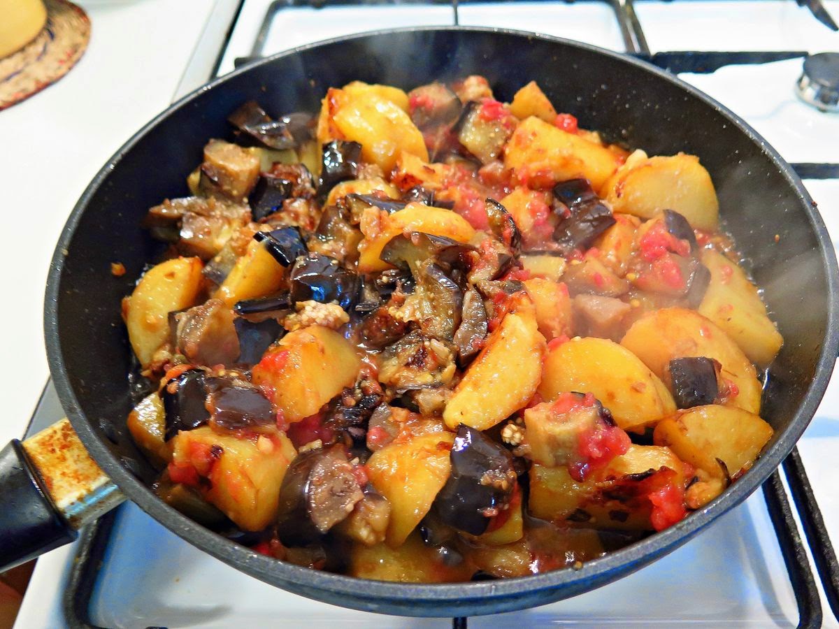 Пошаговый рецепт рагу из овощей. Овощное рагу с баклажанами. Овощное рагу с кабачками и баклажанами. Овощное рагу с кабачками на сковороде. Овощное рагу с мясом и картошкой.