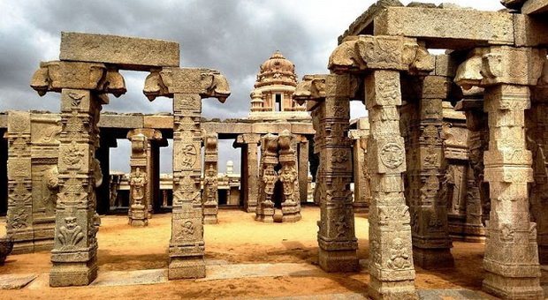 Veerabhadra, Kuil unik yang mempunyai pilar tergantung