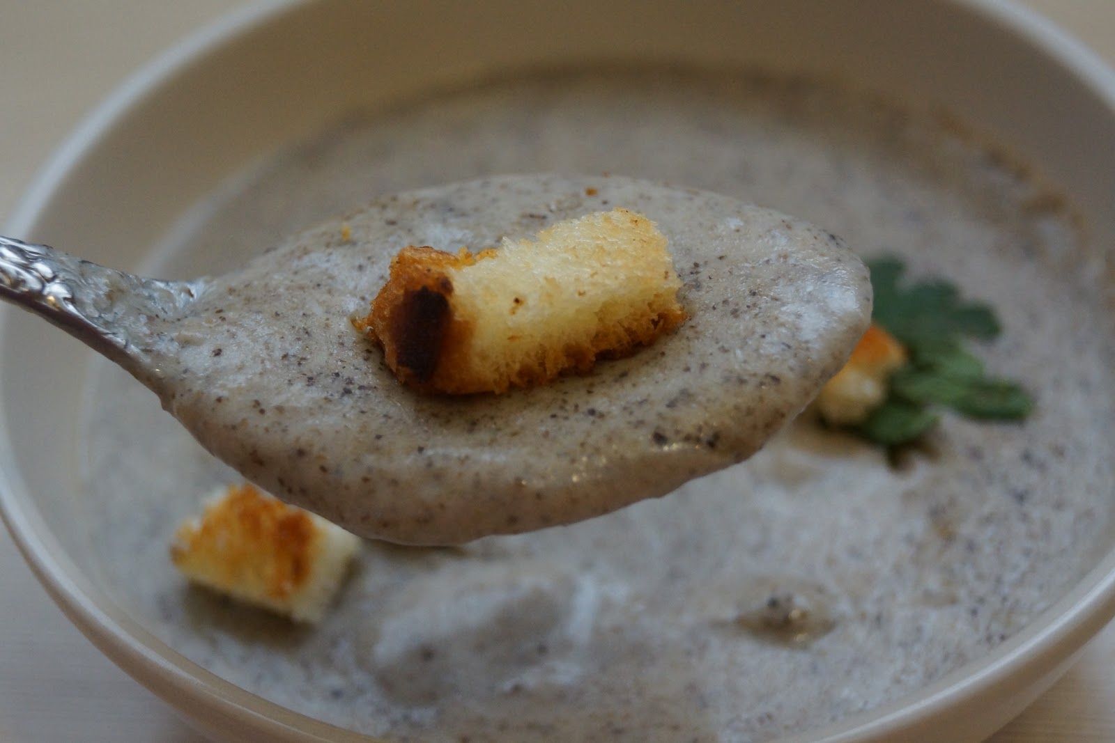 Гренки с яйцом и молоком на сковороде калорийность. Гренки с чесноком в микроволновке. Гренки в микроволновке. Гренки из багета с чесноком. Гренки по грузински.