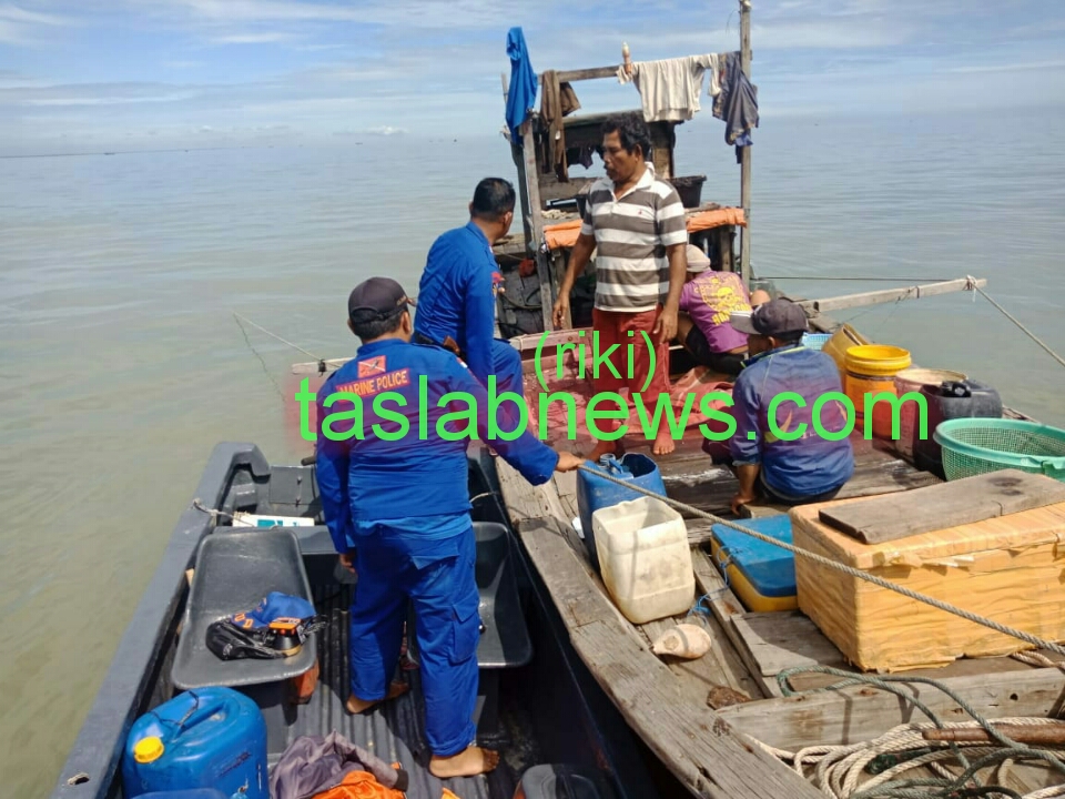 Personel Satpol Air Polres Tanjungbalai saat mengamankan kapal pukat tarik Personel Satpol Air Polres Tanjungbalai saat mengamankan kapal pukat tarik