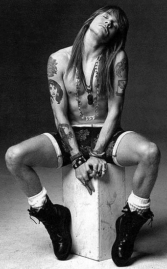 Axl Rose Foto de Axl Rose posando con sus tatuajes