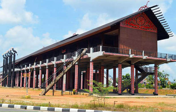 Rumah Adat Kalimantan Barat (Rumah Panjang), Gambar, dan Penjelasannya Budaya masyarakat Dayak di Kalimantan Barat telah mengalami perubahan signifikan sebagai Rumah Adat Kalimantan Barat (Rumah Panjang), Gambar, dan Penjelasannya