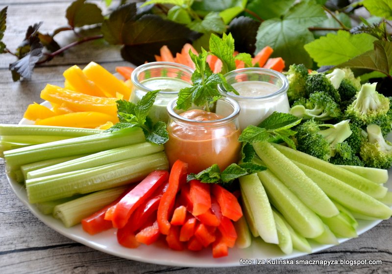 Talerz zdrowego kibica. Warzywne przekąski z trzema dipami | Smaczna Pyza