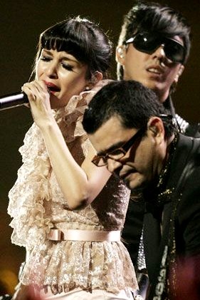 Belanova Foto de Belanova cantando en el escenario