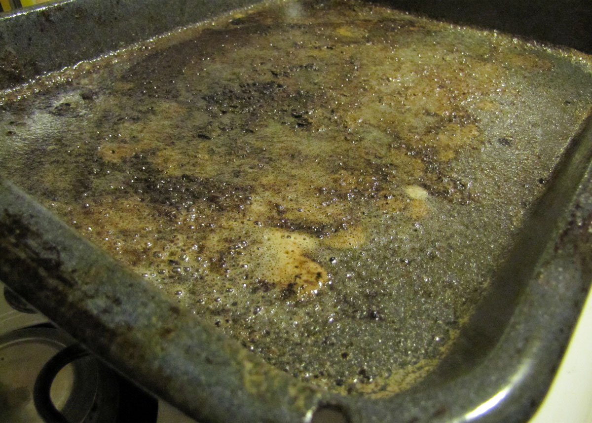 Smells Like Food In Here How To Clean A Broiler Pan And Rack After About 6 Minutes The Whiteness Of Easy Off Turned A Goopy Brown And I Was Done Looking At Mess Imagine My Surprise When Stuck Pan