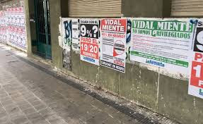 LOS CARTELES DE VIDAL MIENTE ARRANCADOS POR LA POLICIA....LES DUELE Y MUCHO