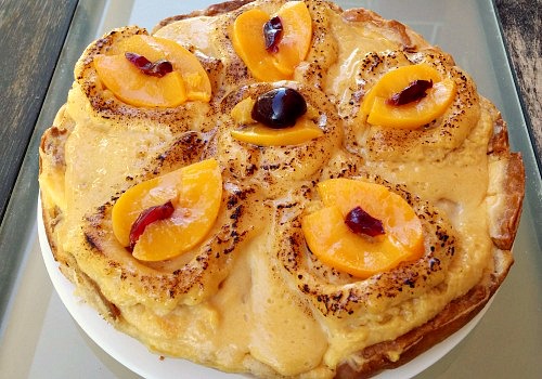 Una tarta con melocotones y crema Chiboust de naranja