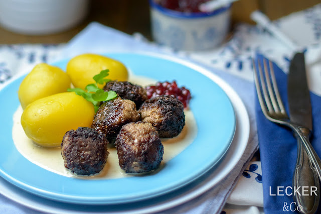 Köttbullar | Schwedische Hackbällchen mit Rahmsoße IKEA, Hackbällchen, Köttbullar Rezept, Köttbullar IKEA, Schweden, Schwedische Hackbällchen, Tina Kollmann, Foodblogger, LECKER&Co, leckerundco, lecker co, Schweden, IKEA Rezept, einfaches rezept, Kötbullar einfach, kötbollar, lecker kötbullar, foodfotografie
